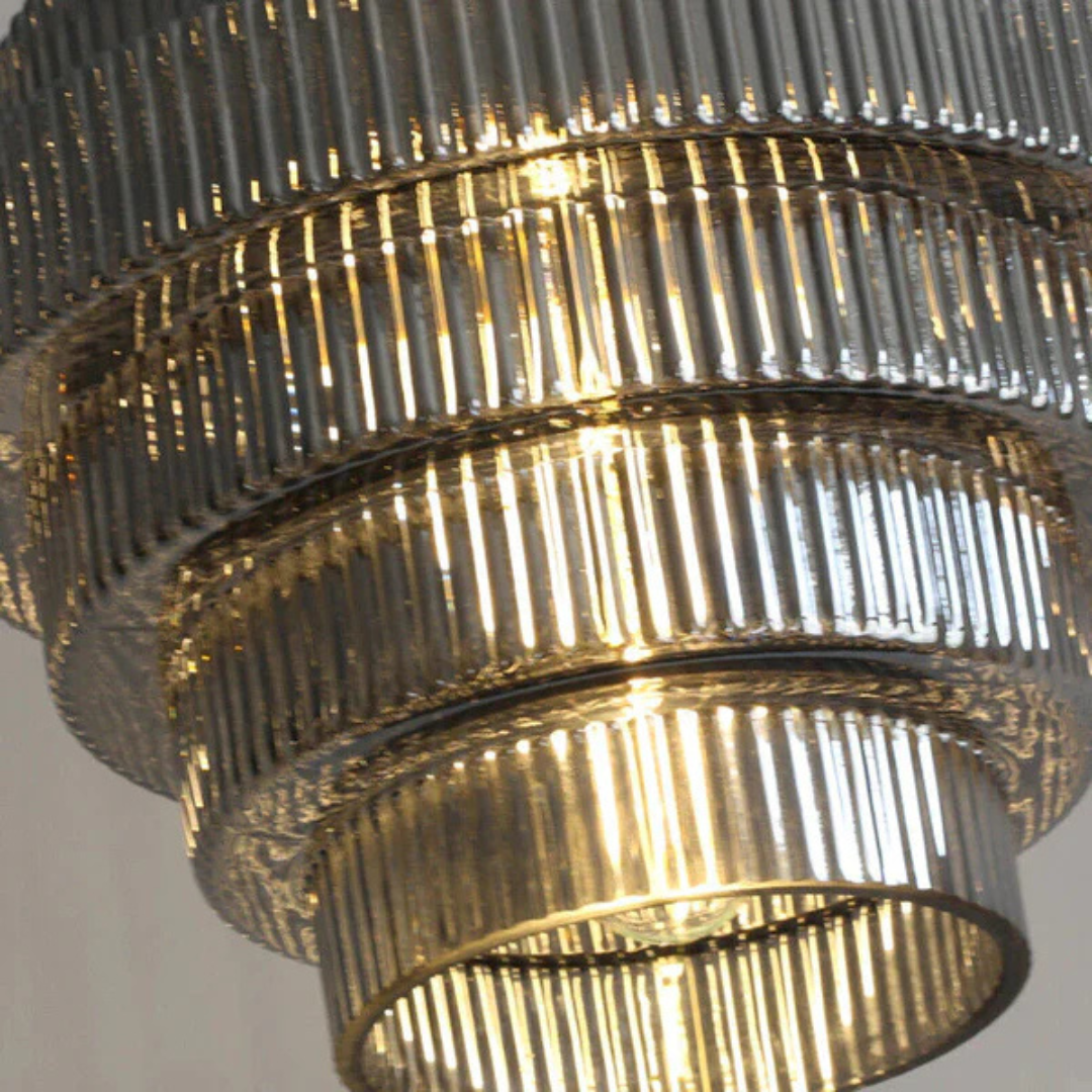 Liora | Lagdelt Loftlampe med Riflet Glas & Messing