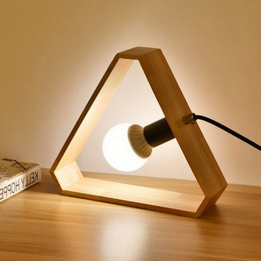 Triora | Triangelformet Bordlampe i Træ