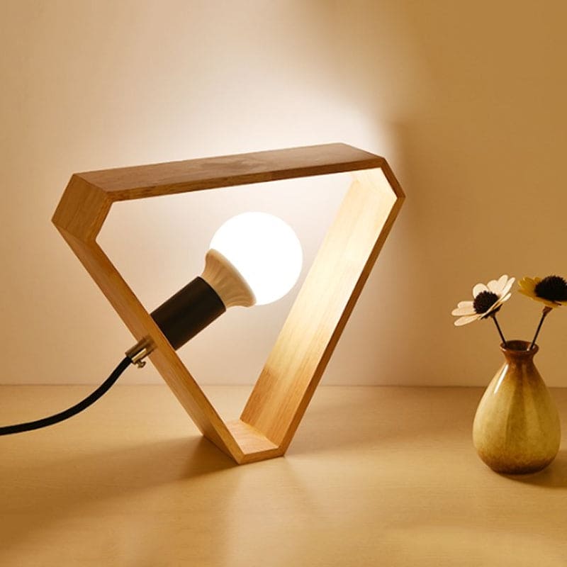Triora | Triangelformet Bordlampe i Træ