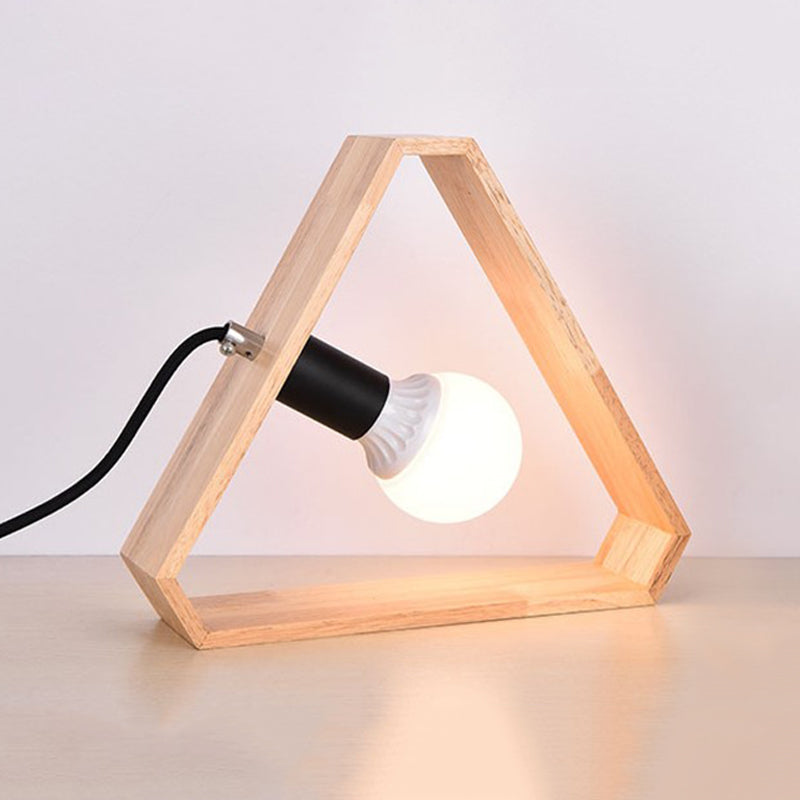 Triora | Triangelformet Bordlampe i Træ