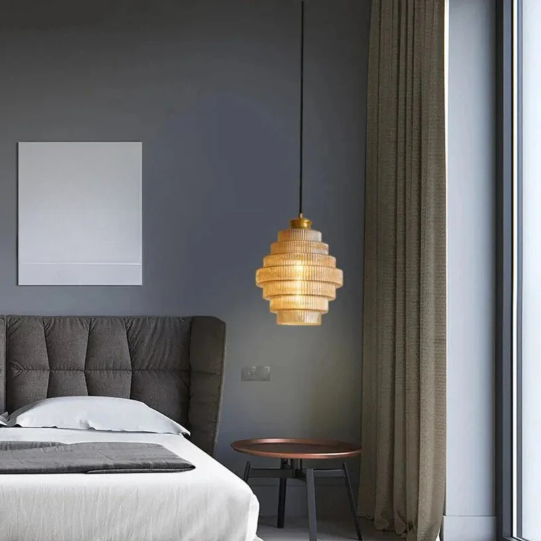 Liora | Lagdelt Loftlampe med Riflet Glas & Messing