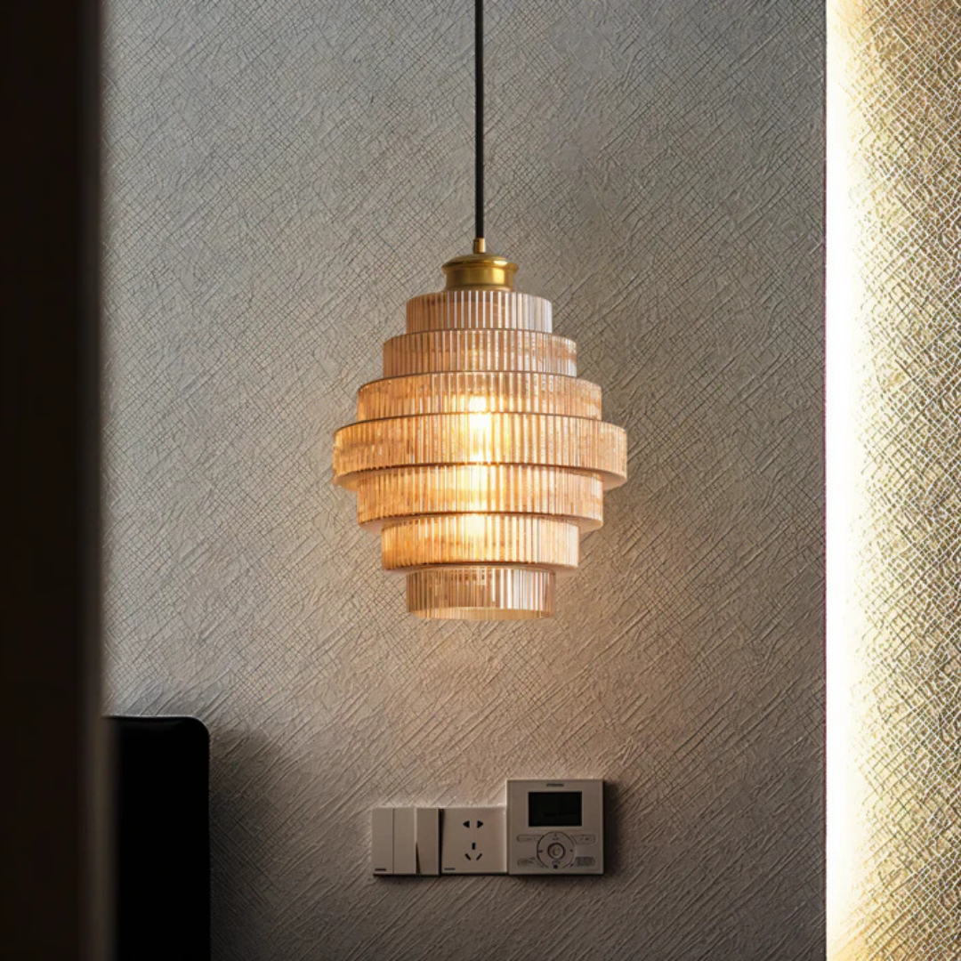 Liora | Lagdelt Loftlampe med Riflet Glas & Messing