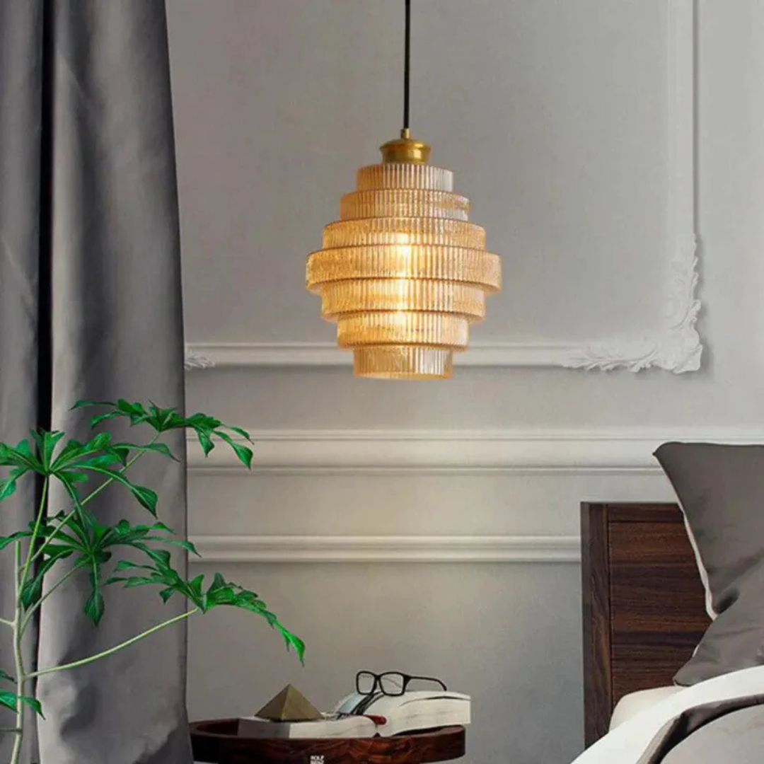 Liora | Lagdelt Loftlampe med Riflet Glas & Messing
