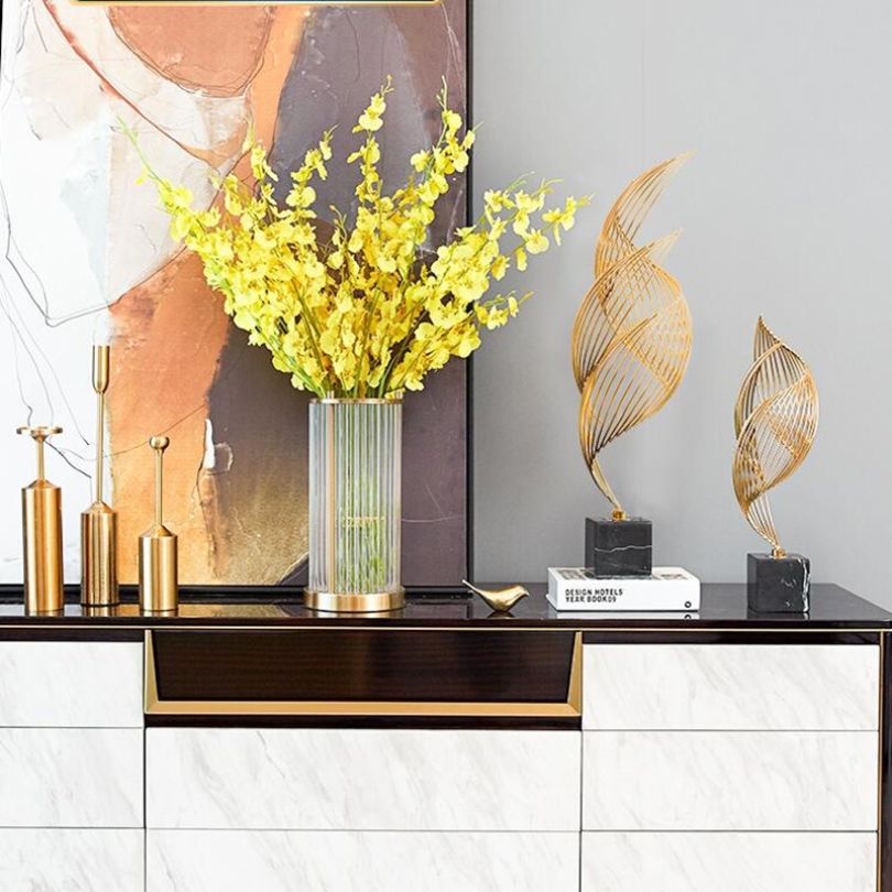 Solenne | Guld Skulptur med Marmorbase