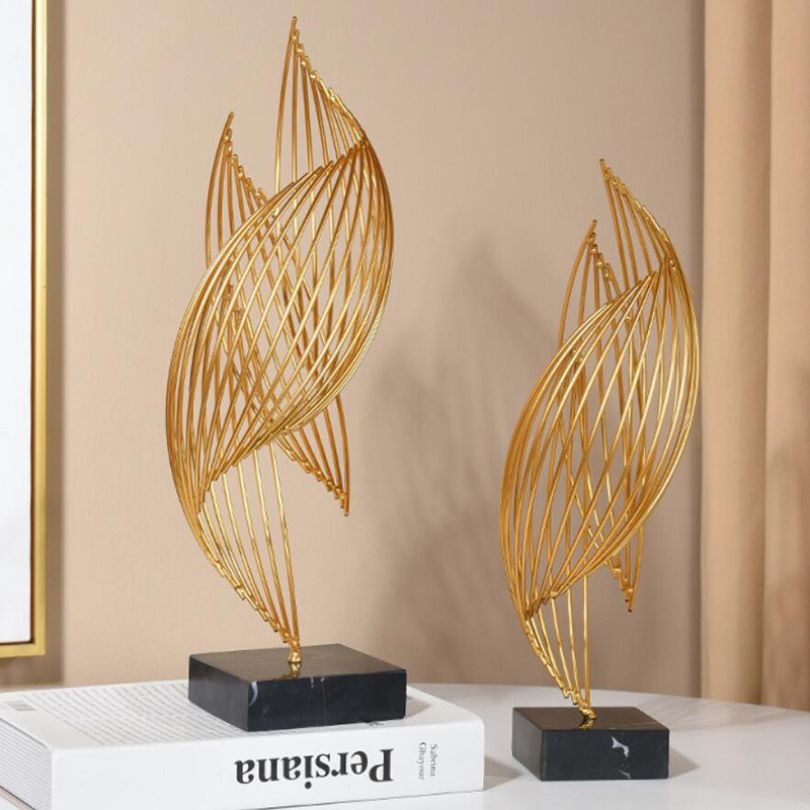 Solenne | Guld Skulptur med Marmorbase