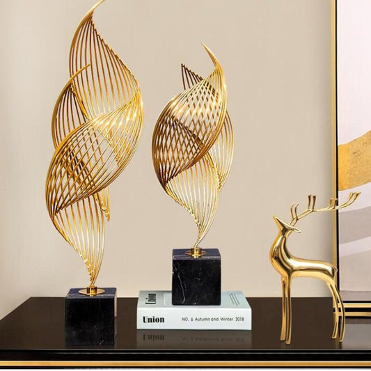 Solenne | Guld Skulptur med Marmorbase