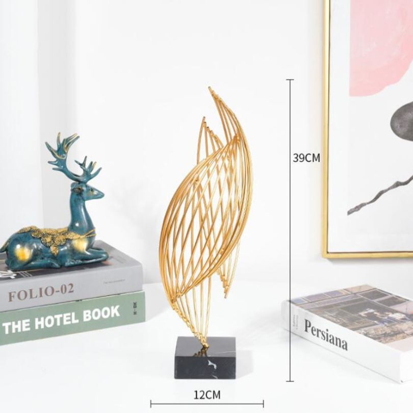 Solenne | Guld Skulptur med Marmorbase