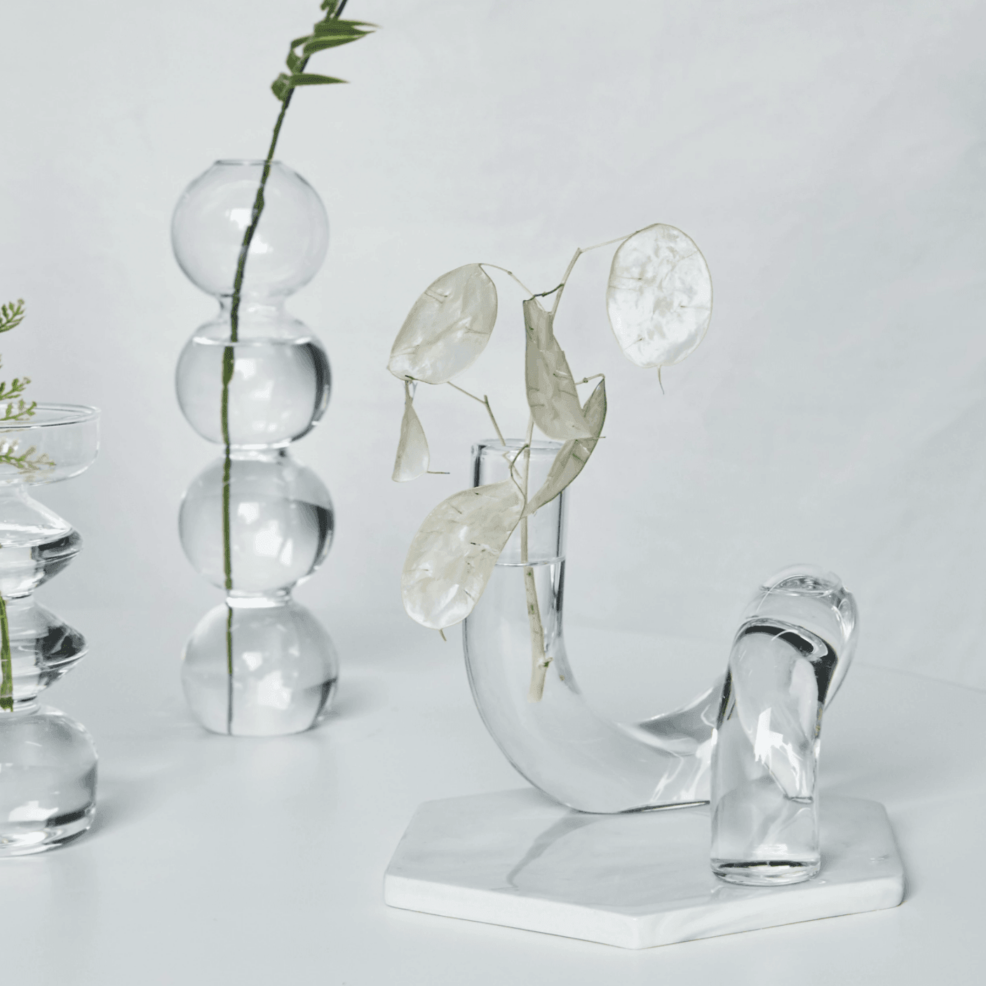 Curvala | Skulpturel Glasvase i Bøjet Design