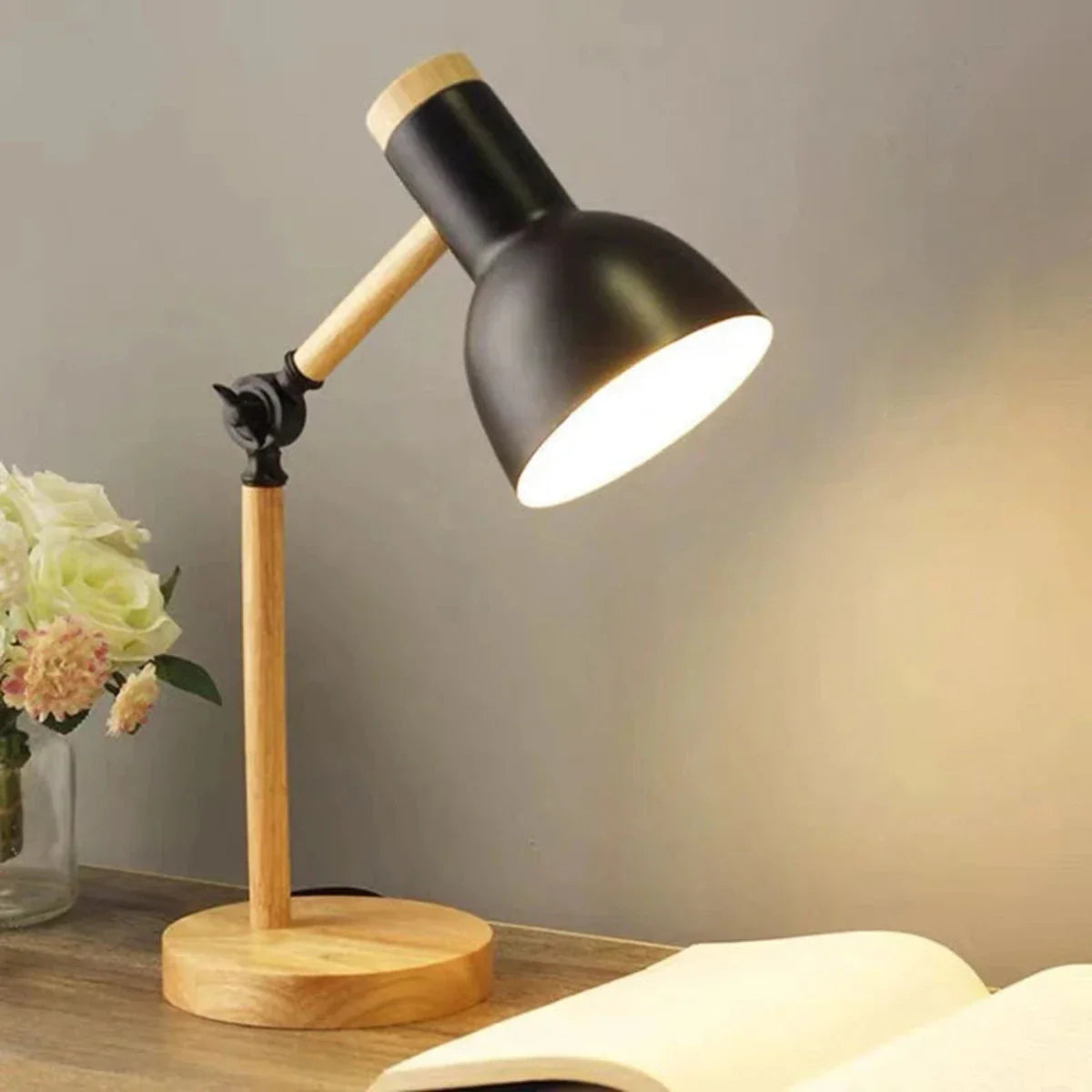 Nordis | Højbar Træ Skrivebordslampe