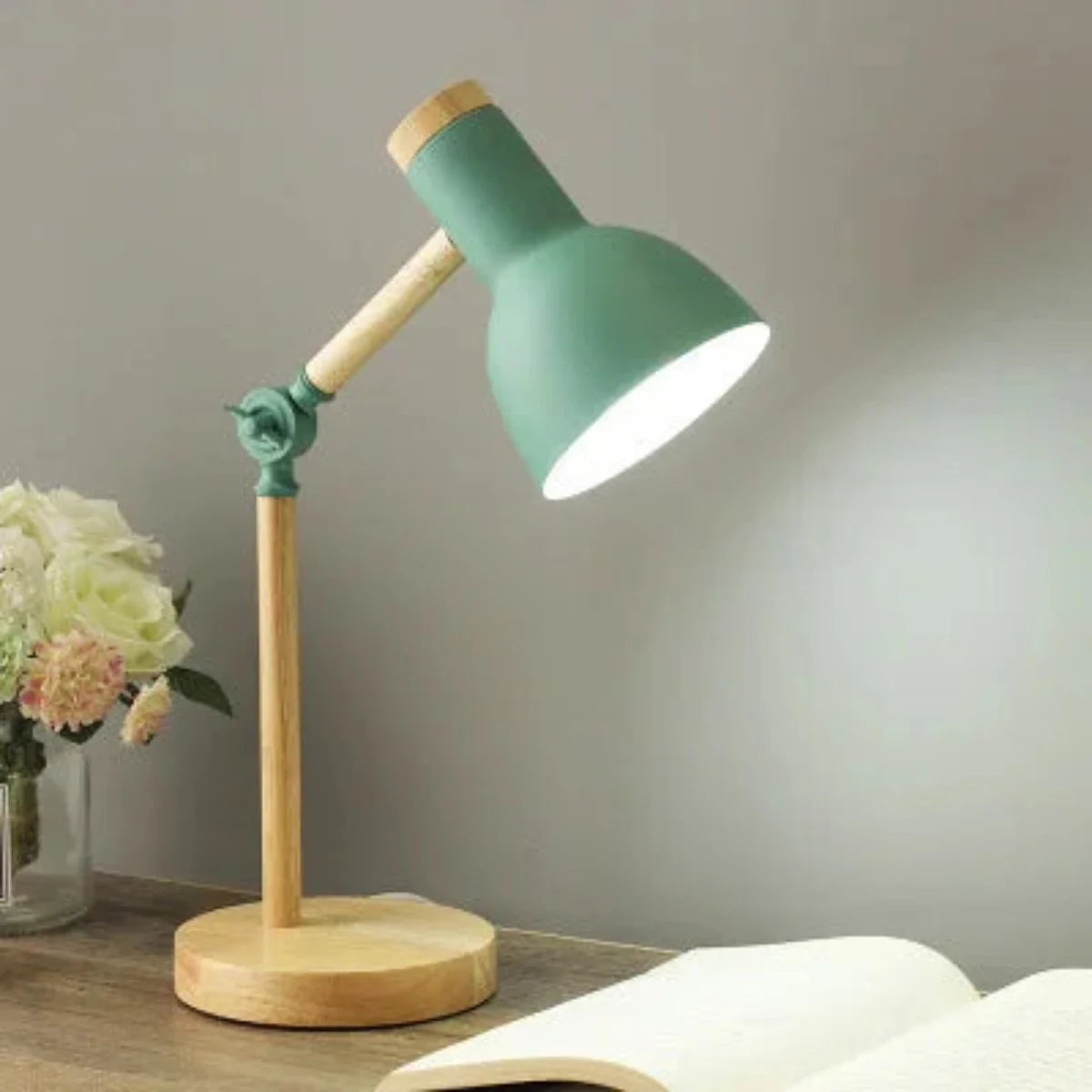 Nordis | Højbar Træ Skrivebordslampe
