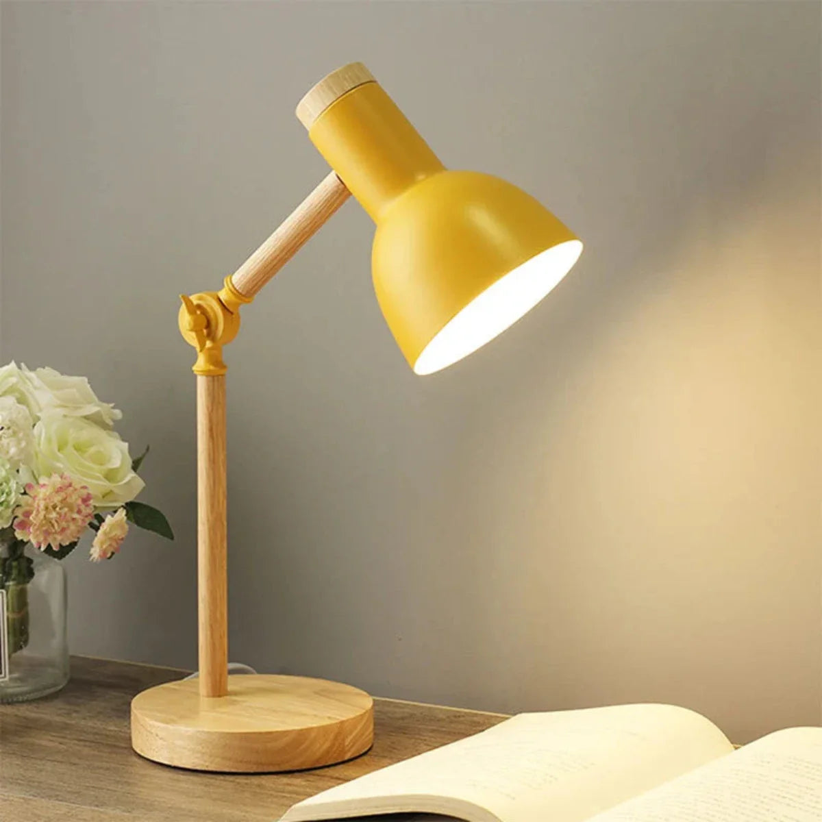 Nordis | Højbar Træ Skrivebordslampe