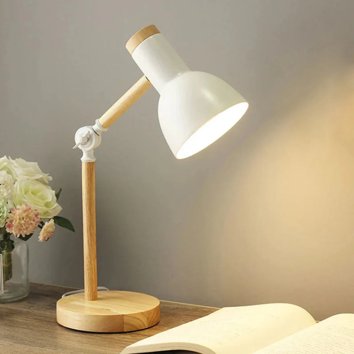 Nordis | Højbar Træ Skrivebordslampe