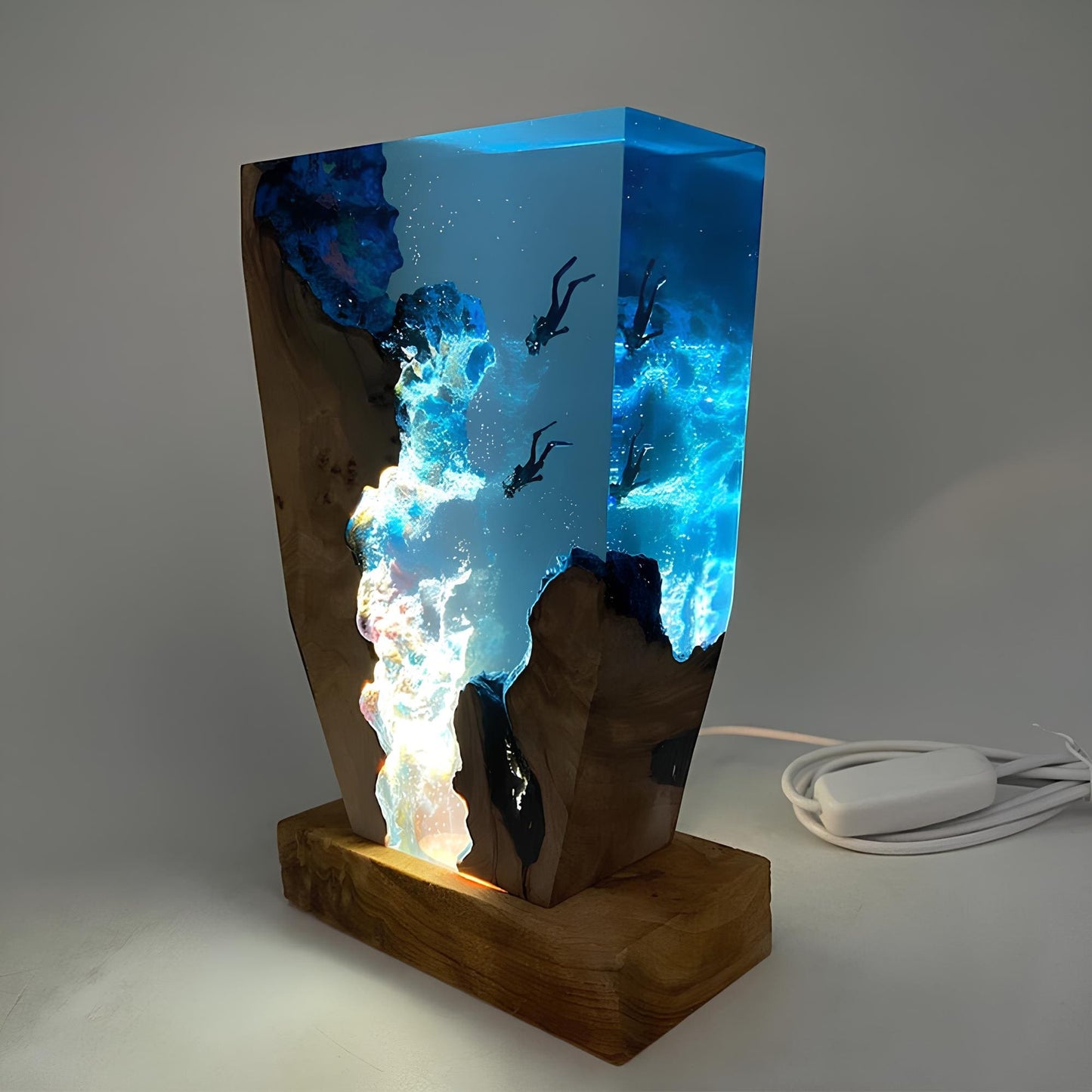 Abyssa | Epoxy Bordlampe med Dykker i Træ & LED