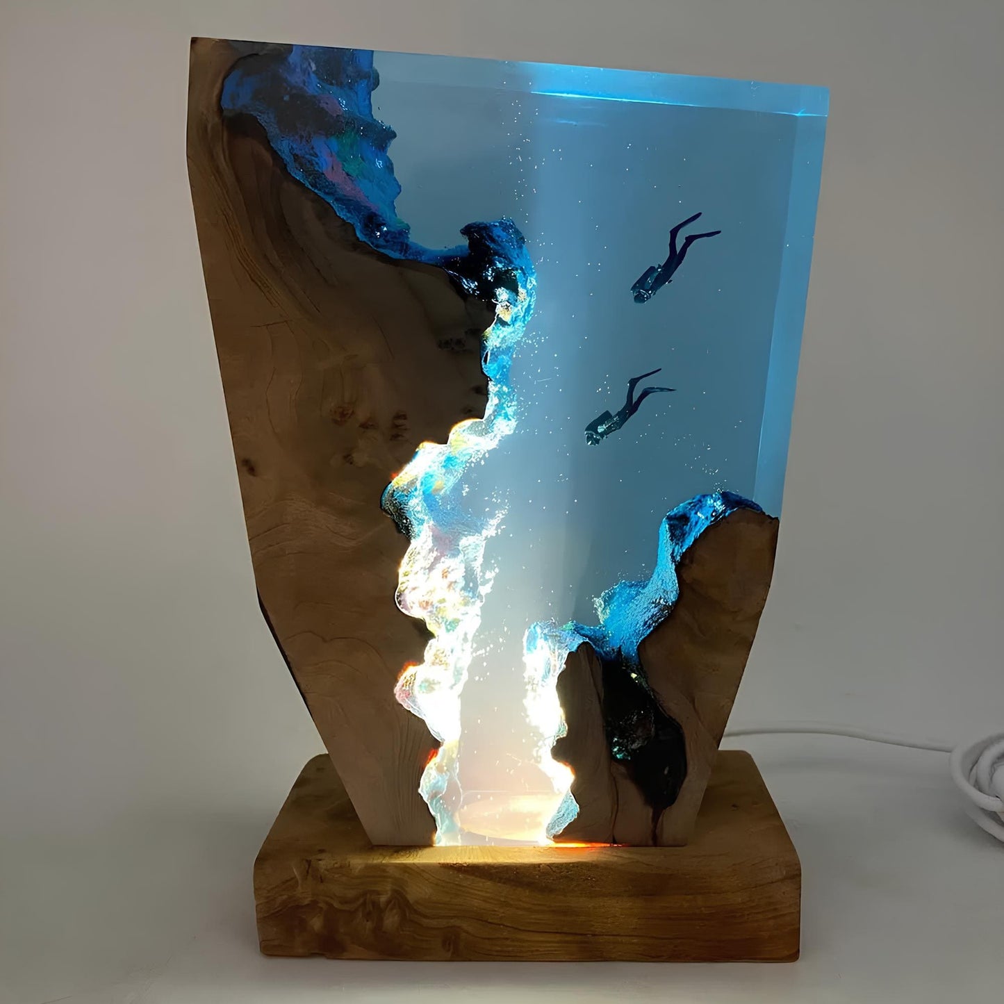 Abyssa | Epoxy Bordlampe med Dykker i Træ & LED