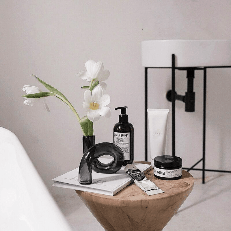 Curvala | Skulpturel Glasvase i Bøjet Design