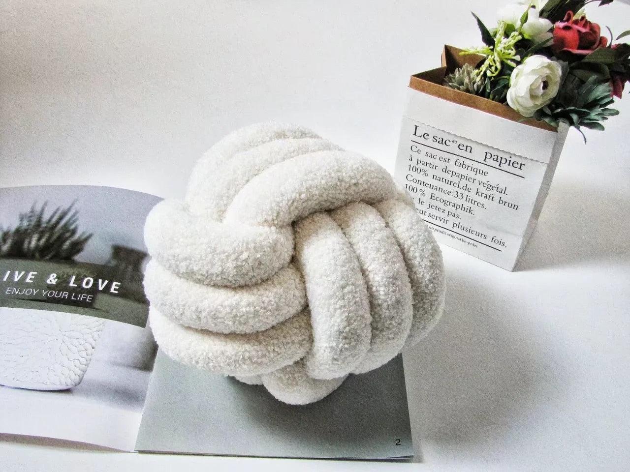 Knotello | Pude Knude i Bouclé & Fleece