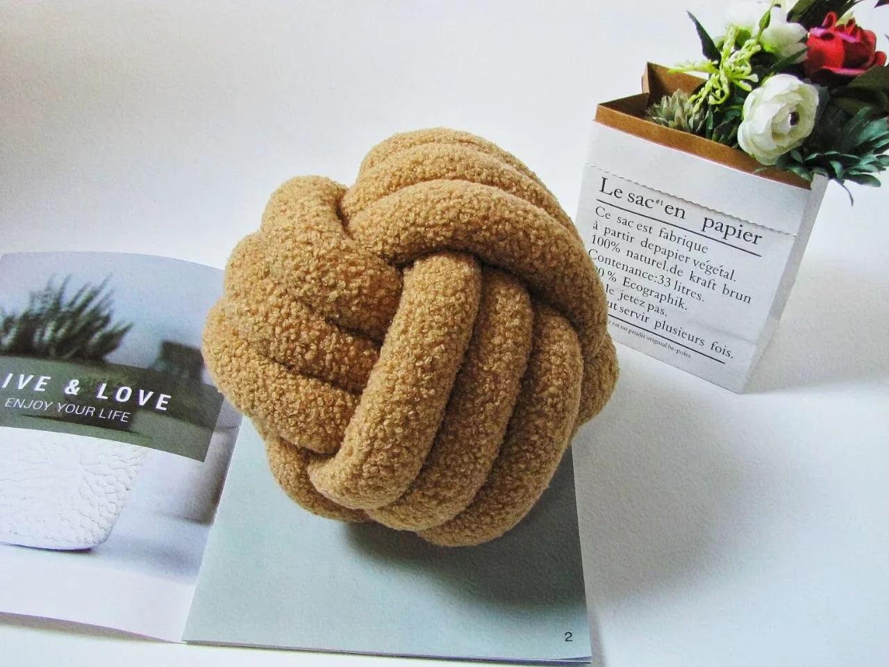 Knotello | Pude Knude i Bouclé & Fleece