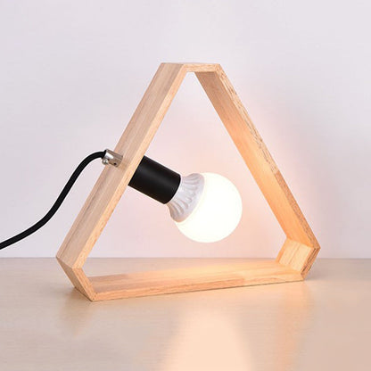 Triora | Triangelformet Bordlampe i Træ