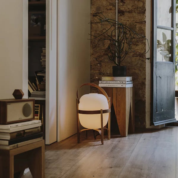 Noelle | Design Bordlampe i Træ & Opaalglas