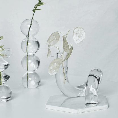 Curvala | Skulpturel Glasvase i Bøjet Design