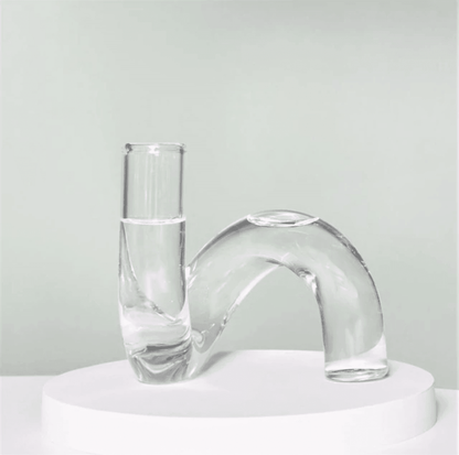 Curvala | Skulpturel Glasvase i Bøjet Design