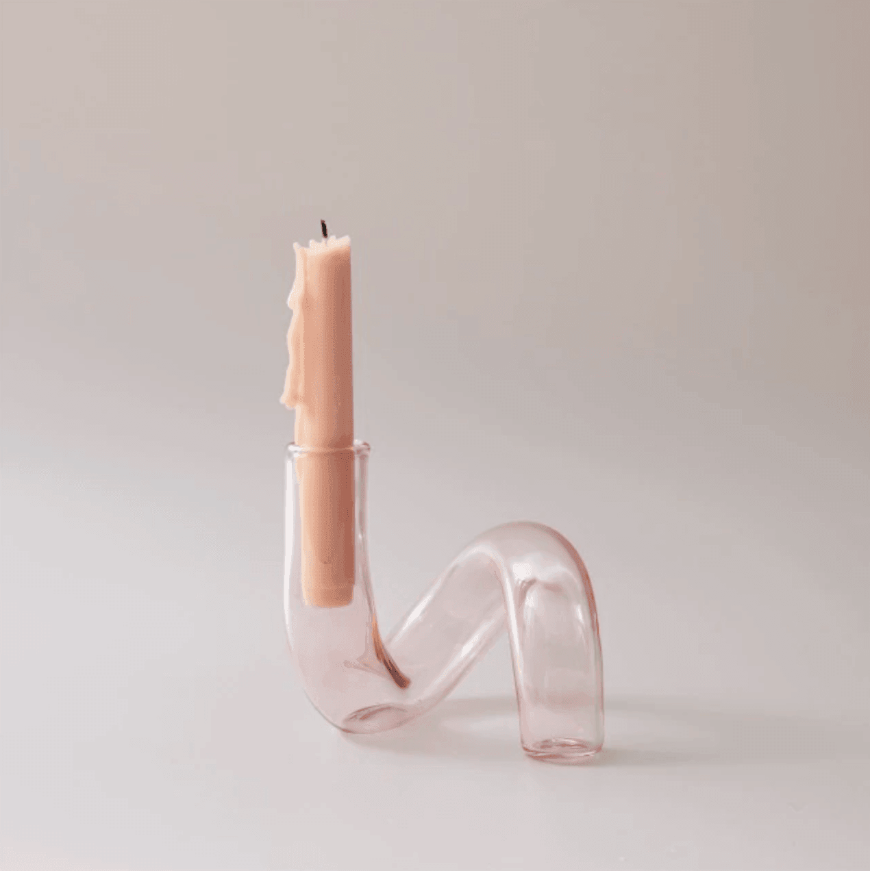 Curvala | Skulpturel Glasvase i Bøjet Design