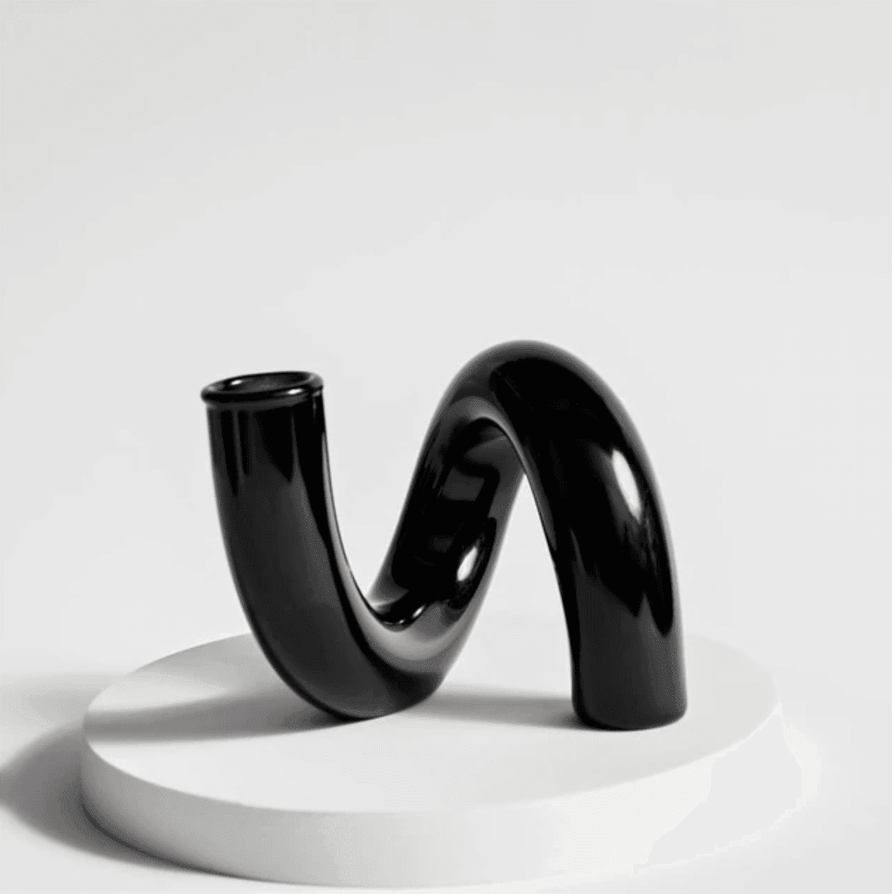 Curvala | Skulpturel Glasvase i Bøjet Design