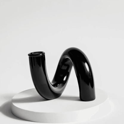 Curvala | Skulpturel Glasvase i Bøjet Design