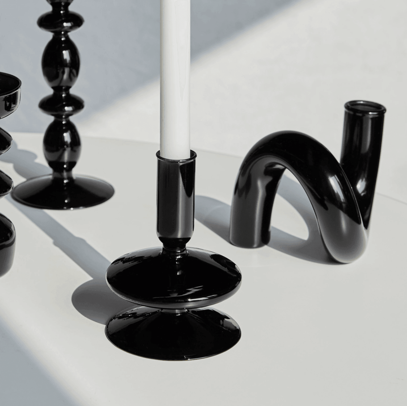 Curvala | Skulpturel Glasvase i Bøjet Design