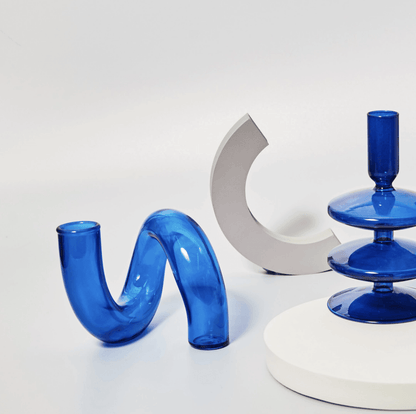 Curvala | Skulpturel Glasvase i Bøjet Design