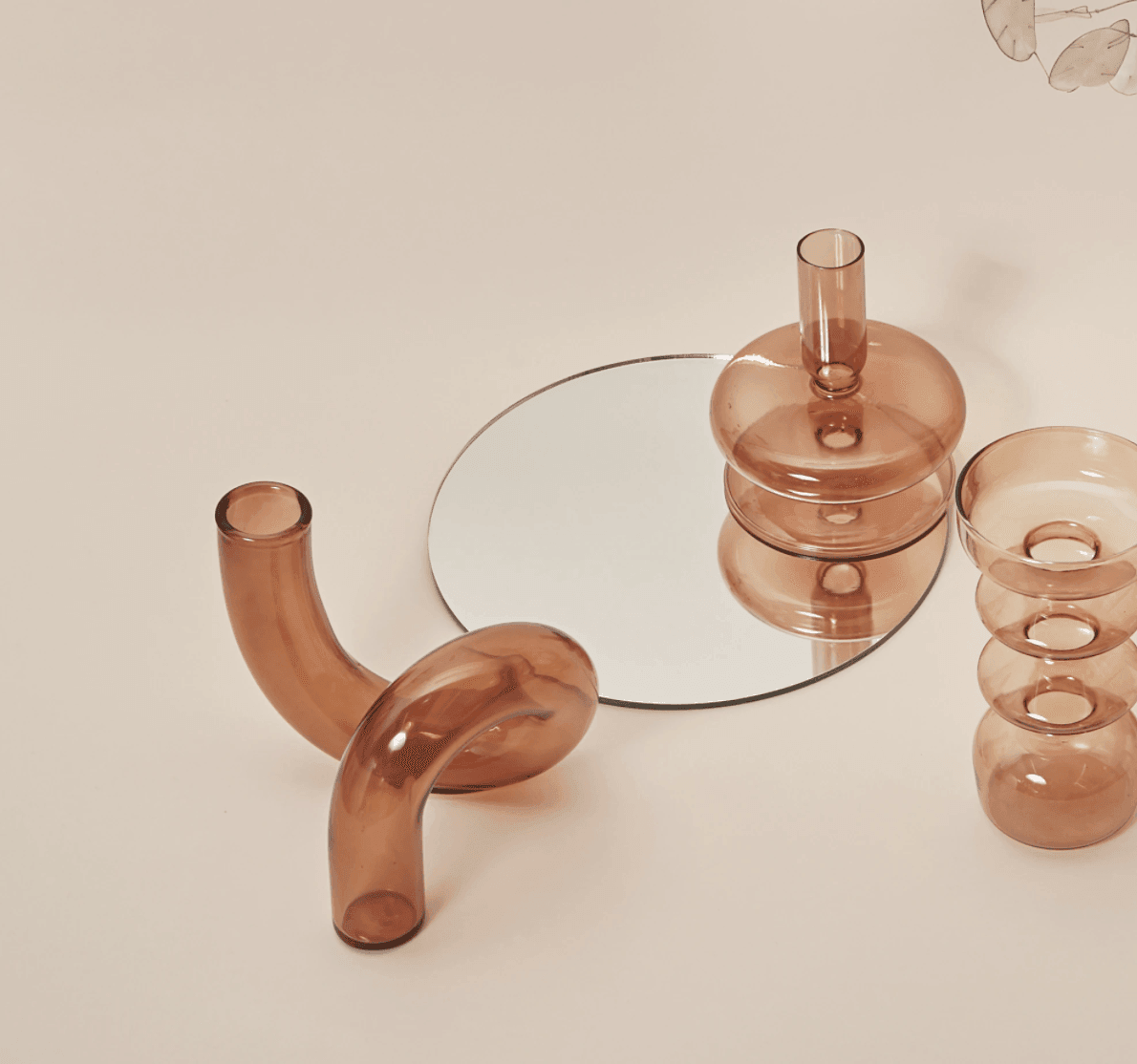 Curvala | Skulpturel Glasvase i Bøjet Design