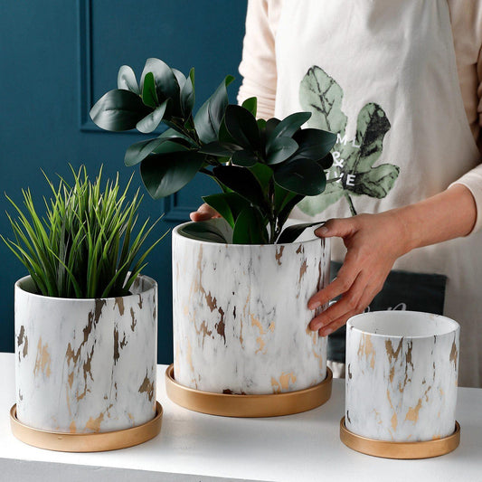 Virella | Blomsterkrukke i Marmorlook med Guldfad