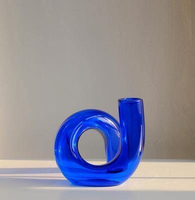 Curvala | Skulpturel Glasvase i Bøjet Design