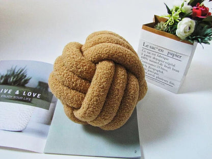 Knotello | Pude Knude i Bouclé & Fleece